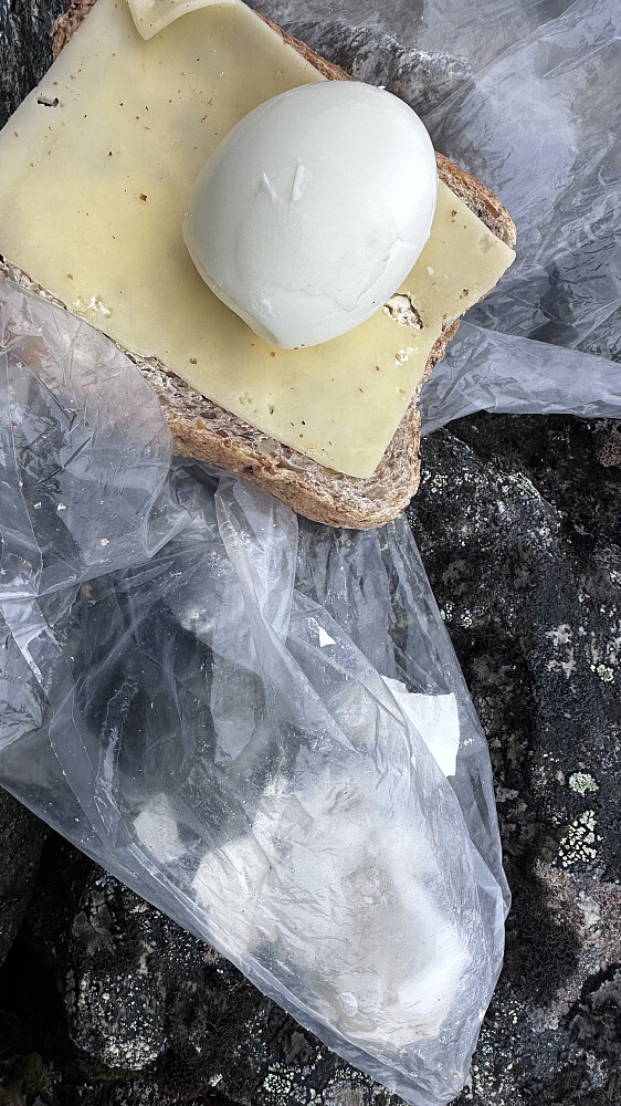 Tid til ein mat stopp der eggeskallet vart med i brødposen heim. 