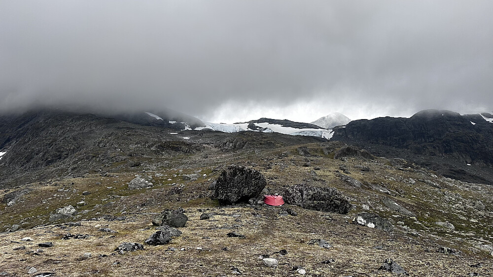 Gjekk litt tid å navigere siste stykket ned ifrå Austre Høgvagltinden 1916 moh pga av tjukk skodde, såpeglatt ur og berg. Då er det berre å ta livet med ro! :) 