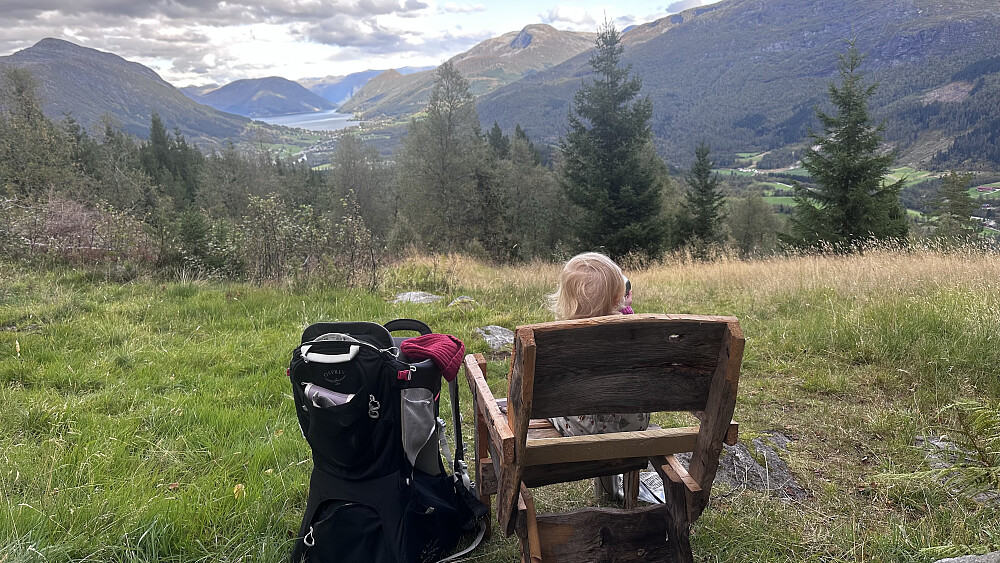 Så skulle vi nyte nista og utsikta før vi rusla ned igjen til garden på Eikås
