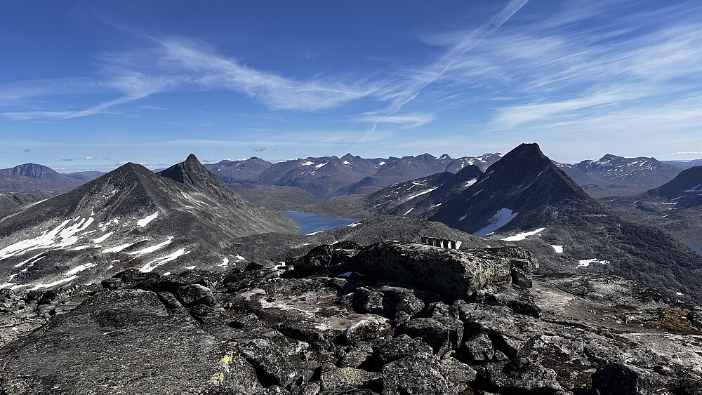 Ifrå toppen av Austre Rauddalstinden