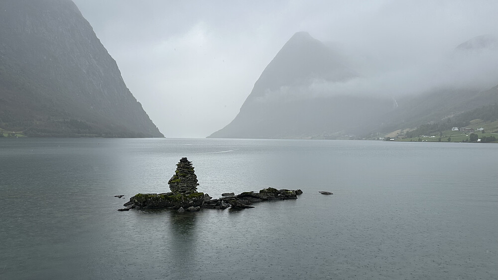 Gråtoner i Kjøsnesfjorden 