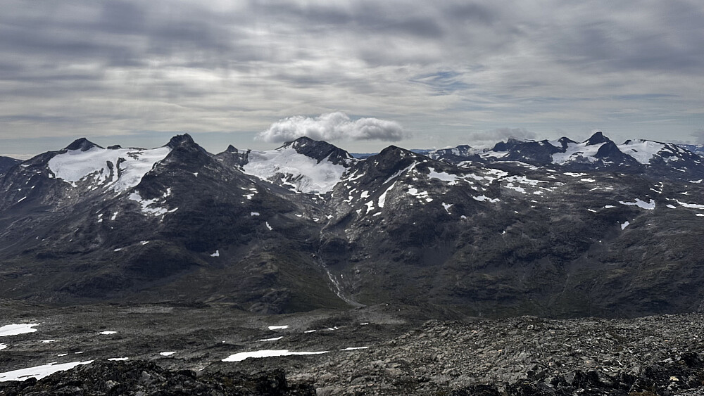 Fint skue og tilbakeblikk til tidligere fjelltopp bestigninger i lag med mange trivelige 