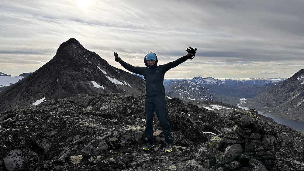 Mjølkedalstinden i bakgrunn ifrå siste topp på Olavsbunuten 1970 moh