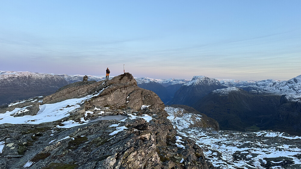 Solnedgangen rakk vi på toppen av Ryssdalshornet ☀️