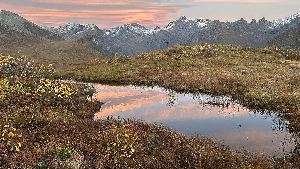 Eit kunststykke av vakker natur i prektige haustfarger! 
