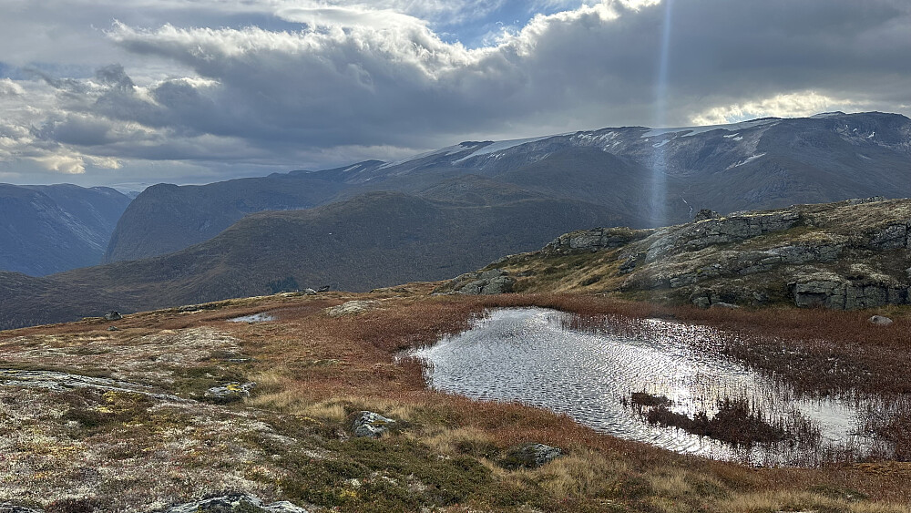 Det bles på toppane her i Jølster!