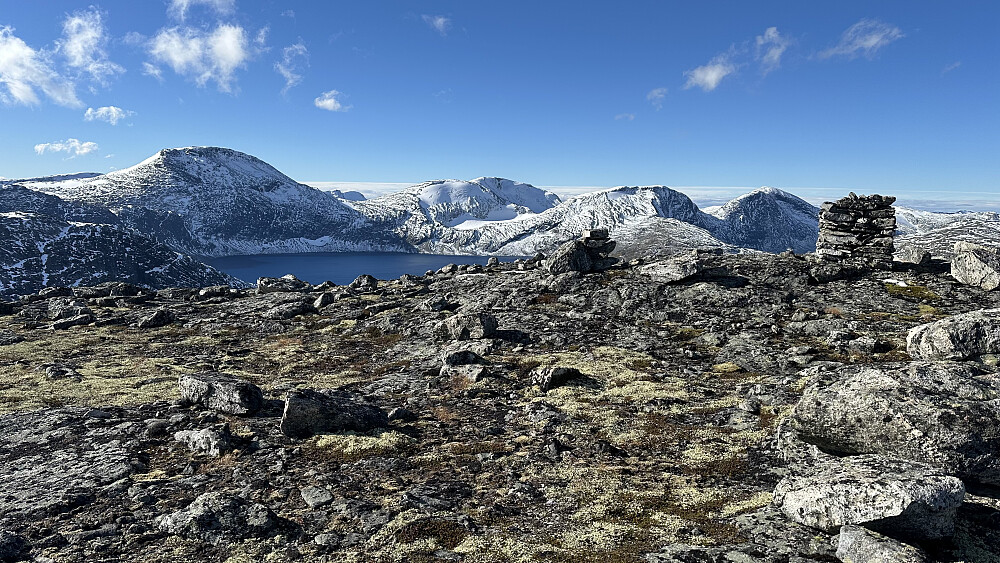 Fint å nyte fjella og kontrastane med nysnøen! 
