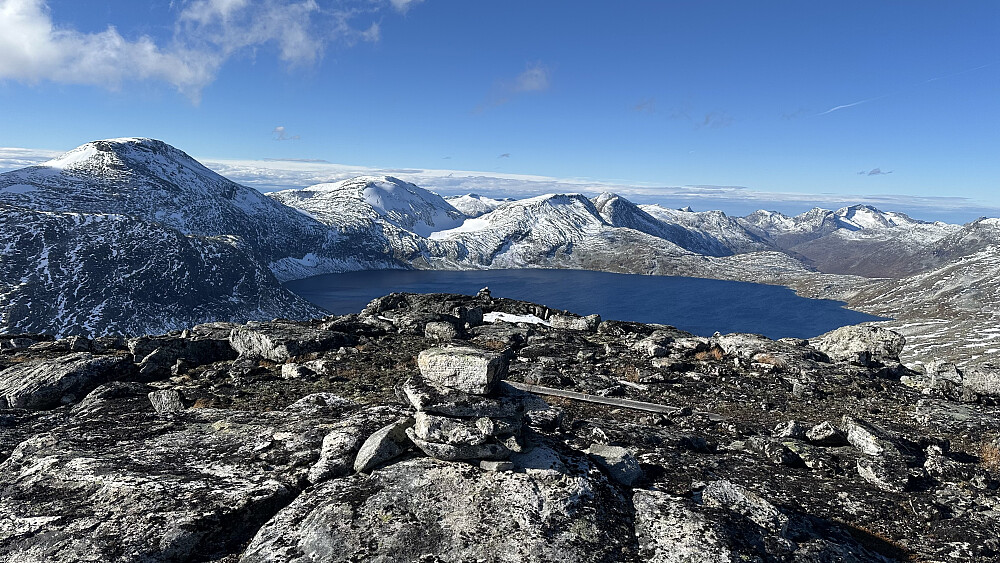 Fint å nyte fjella og kontrastane med nysnøen! 