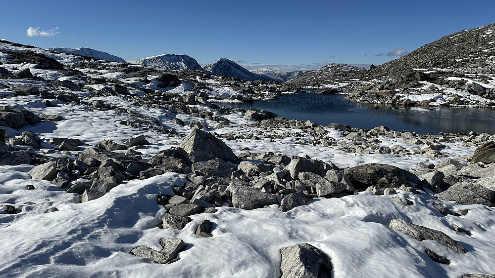 Det var ganske så krevande å gå steinura med nysnø! Likevel kjenner eg stor glede av å være på tur i sånne omgivelser!