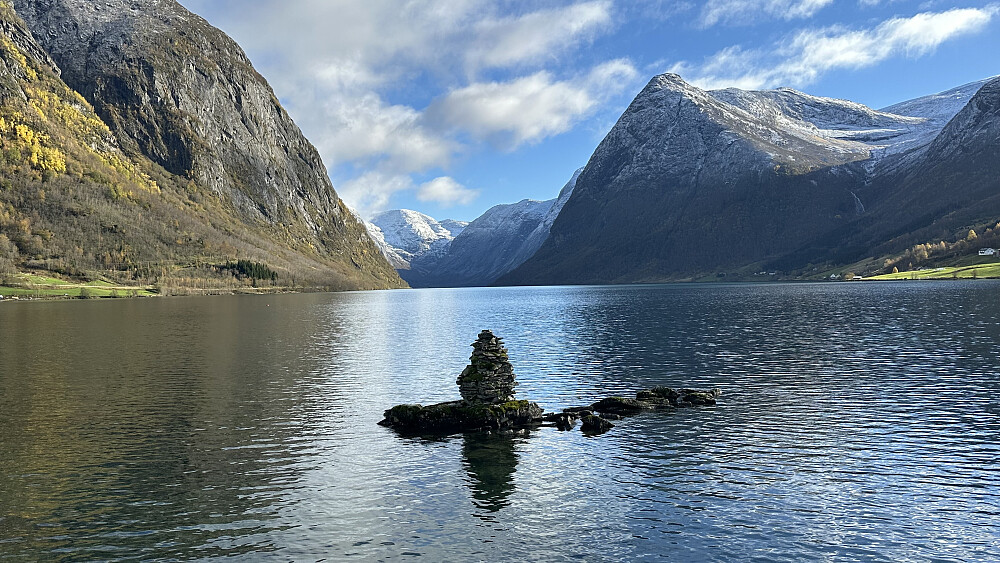 Innerst inne i Kjøsnesfjorden ligg det ei perle av mektig natur! Tverrfjellet og dei andre toppane har fått snøkappa på❤️