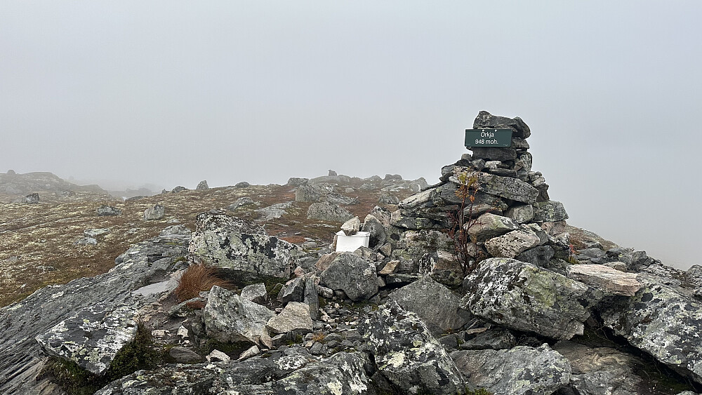 Stille i skodda på toppen av Orkja
