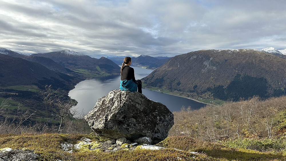 Fint å finne kvilesteinen for å nyte skuet over Jølstravatnet og nedrebygda i Jølster 