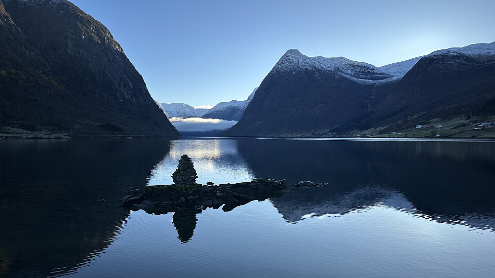 Så stille og vakkert ved Kjøsnesfjorden inn mot Tverrfjellet og til den tenkte gondolen 