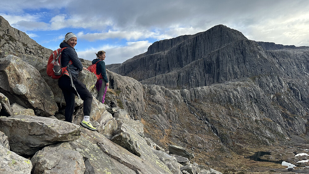 Miriam og Brit Siv nyter øyeblikket kvart eit minutt! 