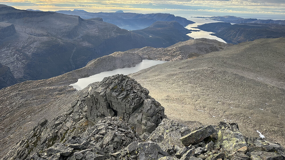 Ifrå toppen av Hjelmen & eit legdesystem som er så vanvittig vakkert og unikt! Mot vest og nye inngrep som eter seg vidare! 