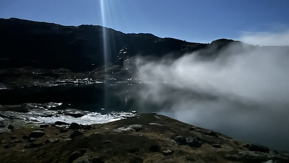 Nesten ein fullmåne og klart! Skodda kjem trolskt!