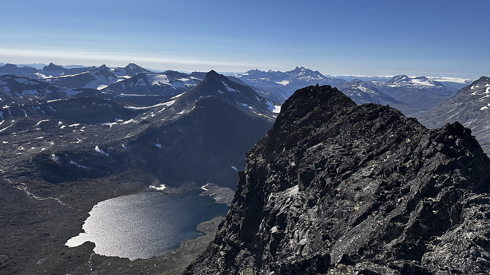Olavsbu nede ved foten av fjellet! 