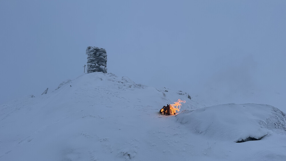 Lite sikt men eit bål er alltid magisk ❤️