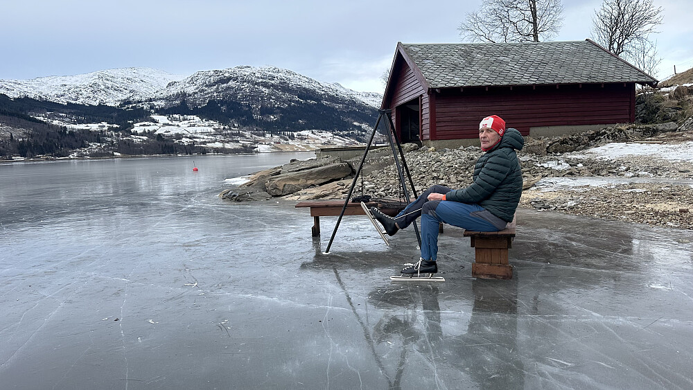 Staselig å ta ein rast på ein av benkene ved Jølstravatnet 