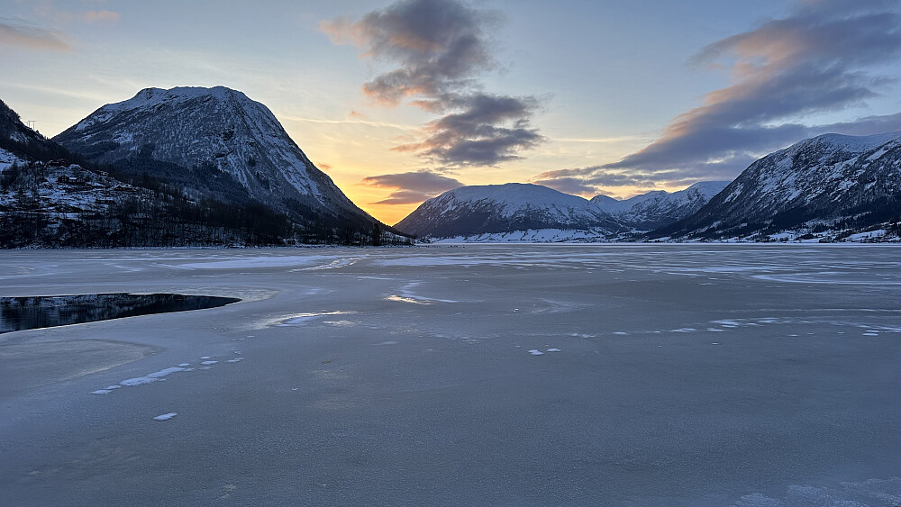 Fin solnedgang over Jølstravatnet på heimtur!