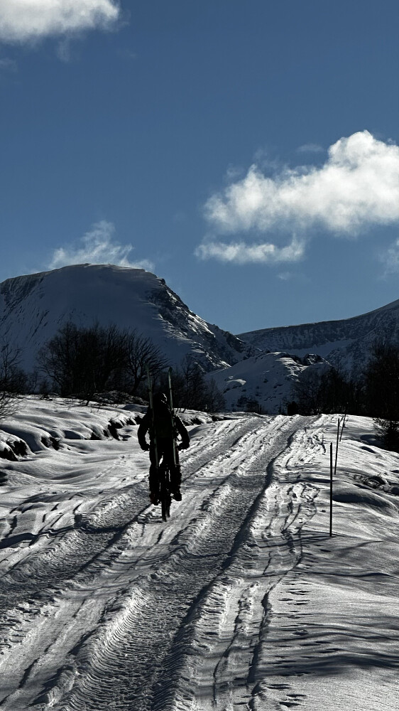 Andre til fots medan nokon tek elsykkelen! Men, sant skal seiast at denne karen var kjapp i returen ifrå toppen også! 