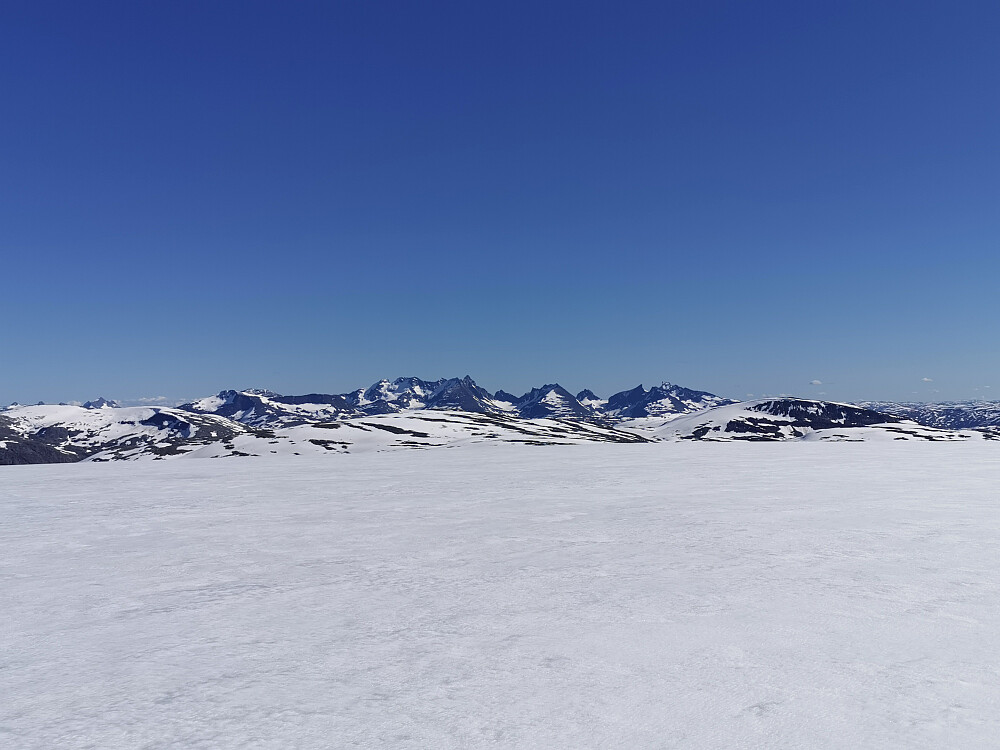 Ifrå Harbardsbreen er det fint å skue dei kjente og kjære fjellområda i Hurrungane