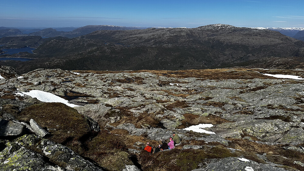 Mange på toppen av Rispingen i strålande ver!