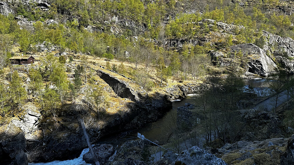 Flott å sjå minna ifrå handtverk i muring av dei gamle bruene!