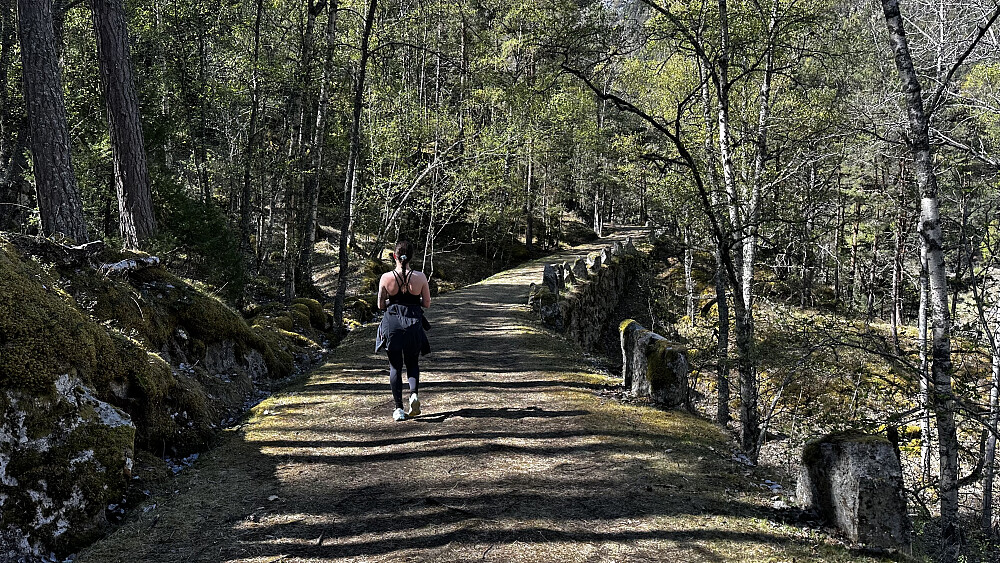 Miriam nyter turen i vakker og historisk natur! 