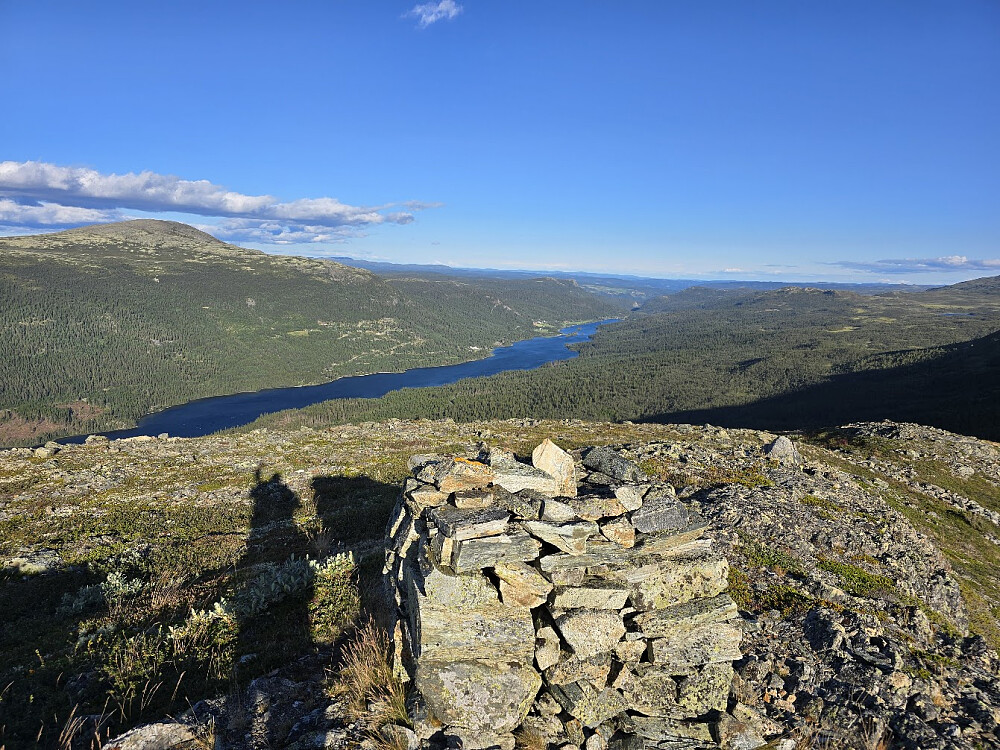 Utsikt utover Espedalsvatnet, inkl hytta jeg bor på