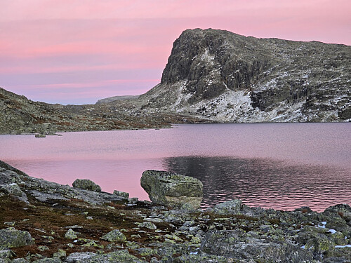 Solnedgang mot Ljøtebotnberget i rosa farge