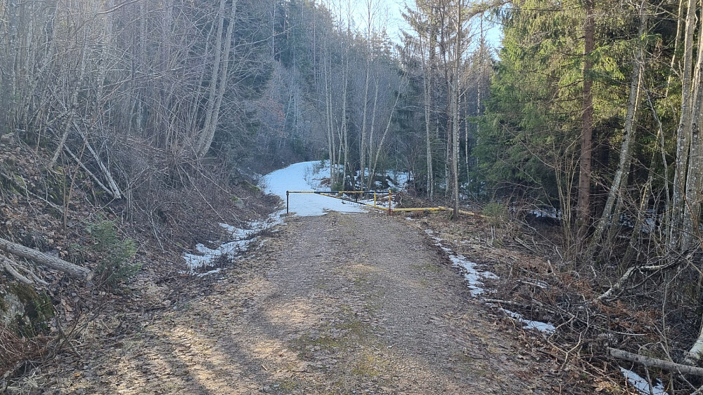 Parkerte ved veien ved bommen