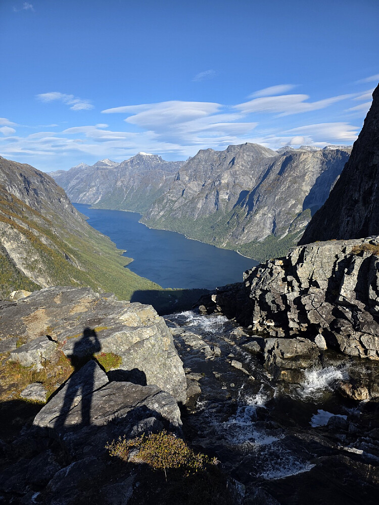 Toppen av Mardalsfossen. Lite vann som sildrer ut nå på høsten
