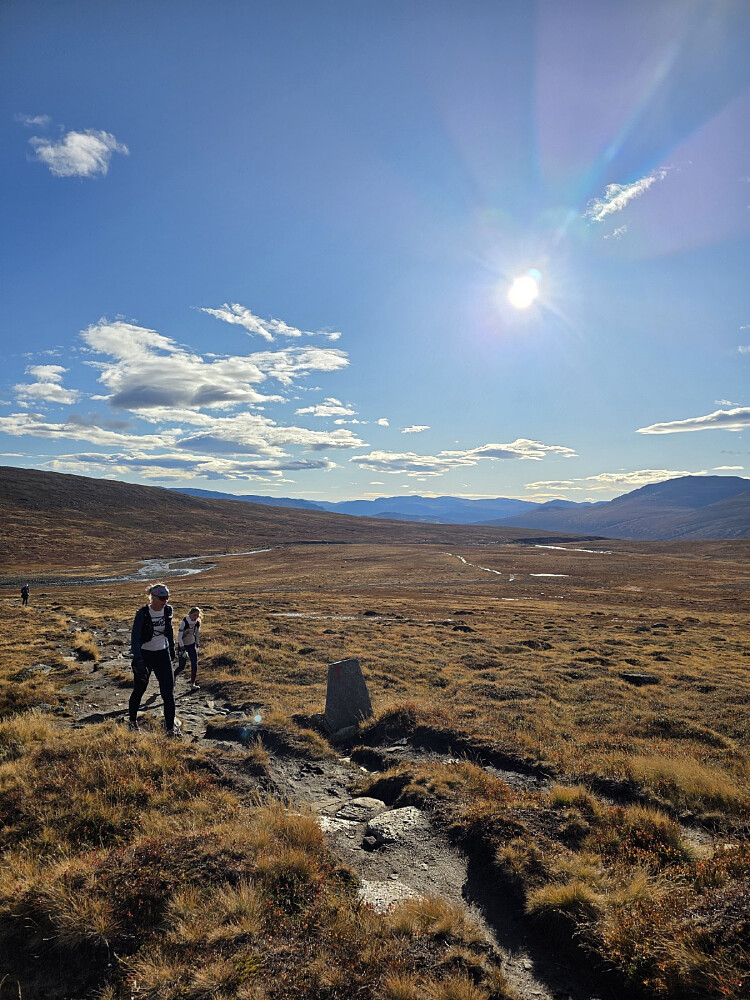 Sol og blå himmel i starten av turen