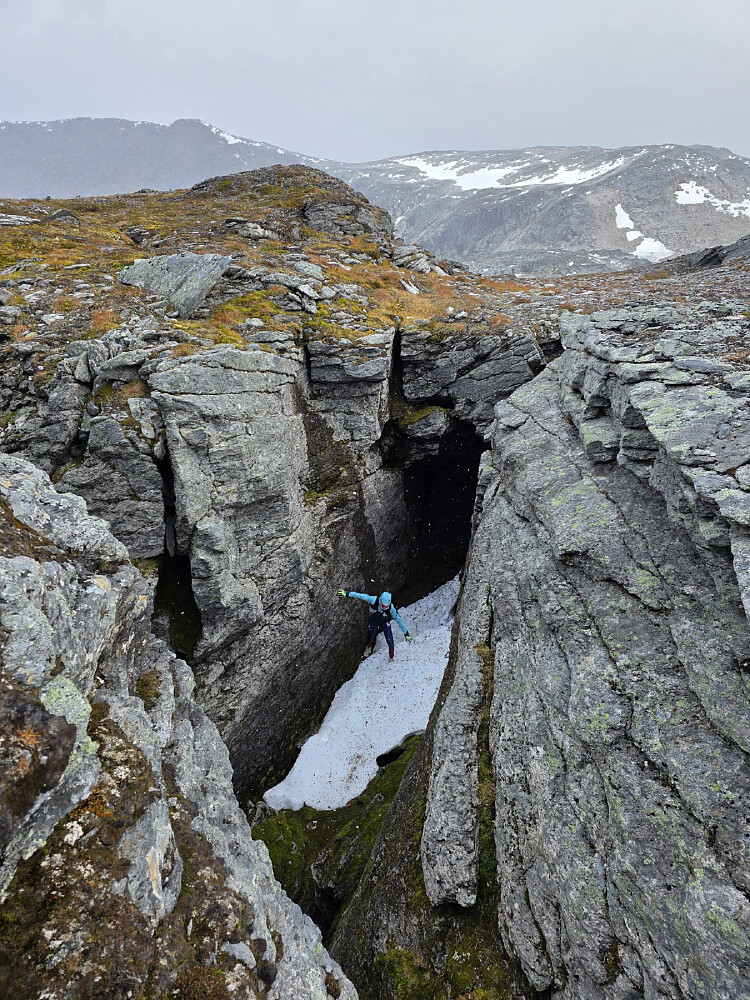 Mye sprekker og huler i fjellet på Midtre Falkfangarhøa