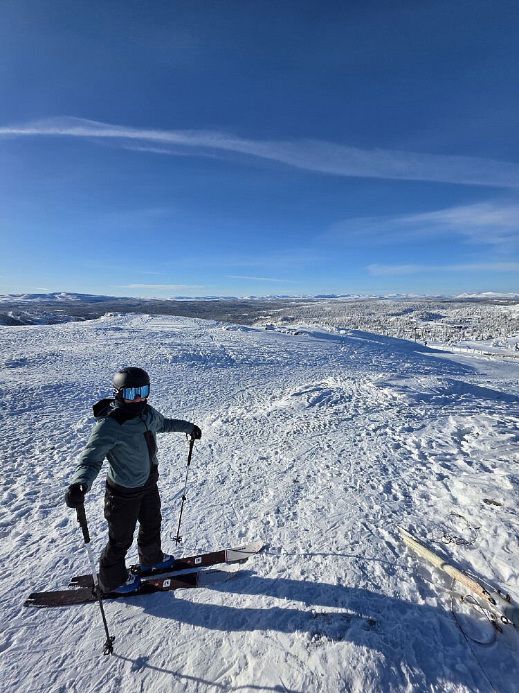 Utsikt fra toppen og ned mot skiheisen