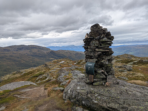 Fra toppen, utsikt nord med Lønahorgi i horisonten
