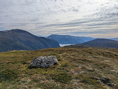 Umarkert toppunkt på Steinsethorgi. Utsikt sør mot Oksen, Grimsnuten på andre siden av Hardangerfjorden, og Gråfjellet