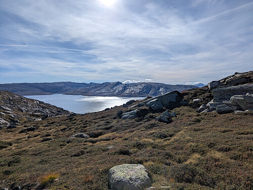 Oppe ved Kuslafjøra, utsikt over Torfinnsvatnet. Kvådalsfjellet og Haugane på andre siden