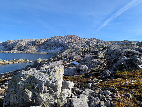 På vei rundt vestsiden av Stora Torfinnsvatnet