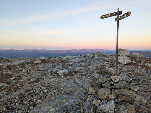 Stiskillet øst for Gråsidetoppen. Utsikt nordøst mot Raundalsryggen
