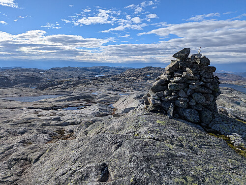 På toppen av Skjemmehorgi. Utsikt vest mot Hjortahorgi