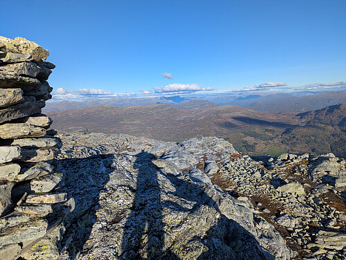 Fra varden utsikt øst var det flott utsikt! Fjernt i nordøst Raundalsryggen, i sørøst Hardanger