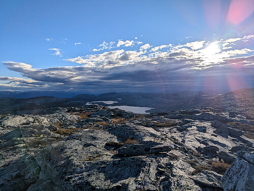 Snart nede ved DNT-stien. Solnedgang over Storavatnet og Kalavatnet