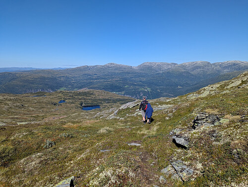 På vei ned, utsikt nordøst mot Raundalsryggen