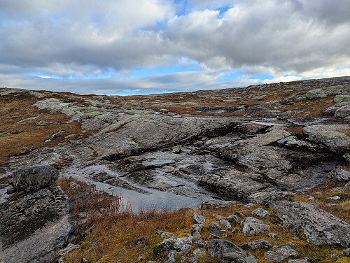 Slak stigning på fjell de siste hundre metrene mot Toppen av Tinden