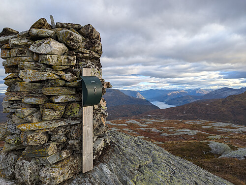 Varden på Tinden, utsikt sørøst utover Hardangerfjorden og Kinsarvik