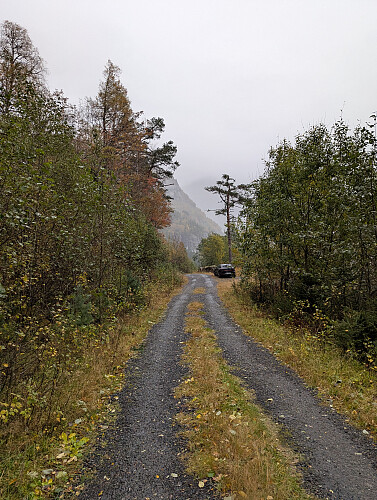 Parkerte her, litt ovenfor den midtre parkeringen. Veien "stengt" med en markering litt lengre fremme