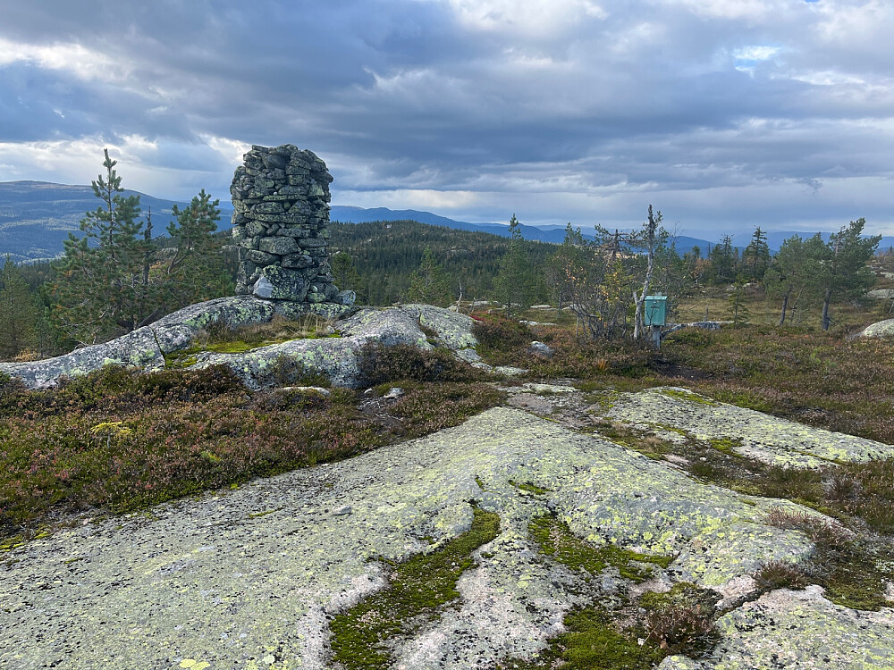 Fra toppvarden på Fjøsvikfjellet mot Skarkollen (709 moh) med Fjellhytta
