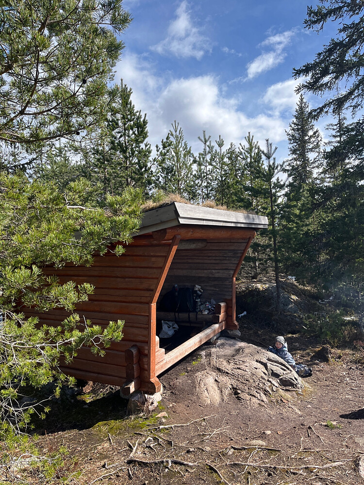Gapahuken på Jenshøgda som er et populært og flott turmål. Tre stier møtes her